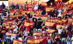 Las gradas del Nuevo Colombino se poblaron de banderas de España para animar a la selección. / Foto: @SeFutbolFem.