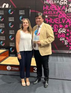 La Federación Andaluza de Gimnasia entregó una placa al alcalde de Huelva, Gabriel Cruz, como agradecimiento a su apoyo en la organización del evento.