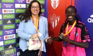 Fatou Kanteh, junto a la presidenta del Sporting Manuela Romero. / Foto: @sportinghuelva.