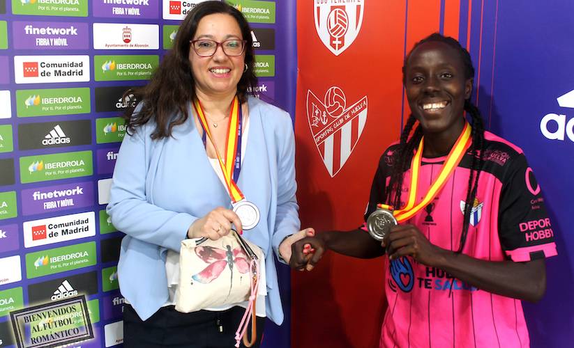 Fatou Kanteh, junto a la presidenta del Sporting Manuela Romero. / Foto: @sportinghuelva.