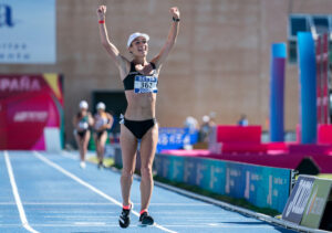 La atleta de Lepe, Laura García-Caro, en el momento de ganar la prueba en Nerja. / Foto: @MomentoDeporte.