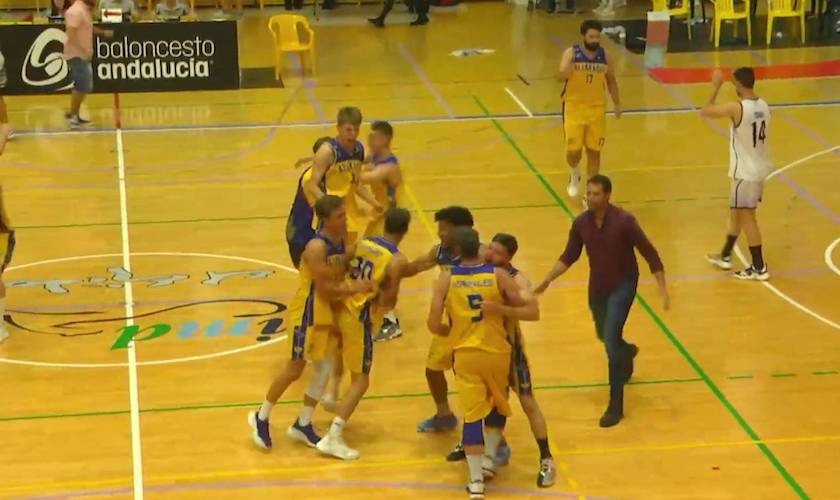 Alegría de los jugadores del PMD Aljaraque tras su triunfo ante el SMD Gibraleón y consiguiente ascenso a la Liga EBA. / Foto: Captura imagen FAB.