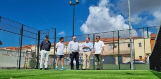 Un momento de la visita del alcalde de Aljaraque, David Toscano, y del concejal de Deportes, Pedro Yórquez, a la nueva pista de cristal ubicada junto al campo municipal de fútbol de la localidad.