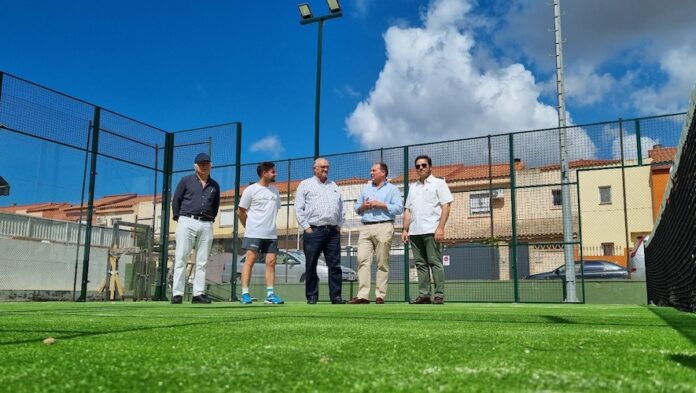 Un momento de la visita del alcalde de Aljaraque, David Toscano, y del concejal de Deportes, Pedro Yórquez, a la nueva pista de cristal ubicada junto al campo municipal de fútbol de la localidad.