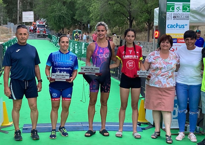 Podio del XXIV Triatlón Minas de la Reunión, con Rocío Espada como ganadora y Candela Delgado tercera.