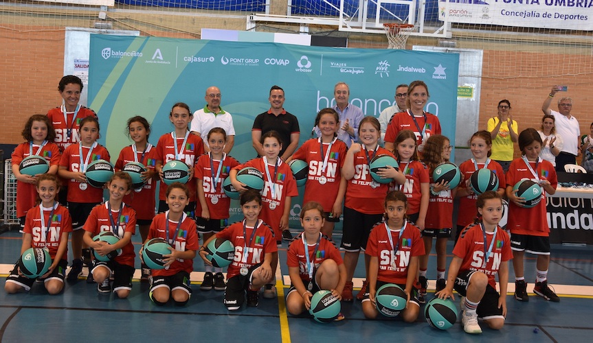 Uno de los equipos participantes en el torneo celebrado en Punta Umbría con sus medallas.