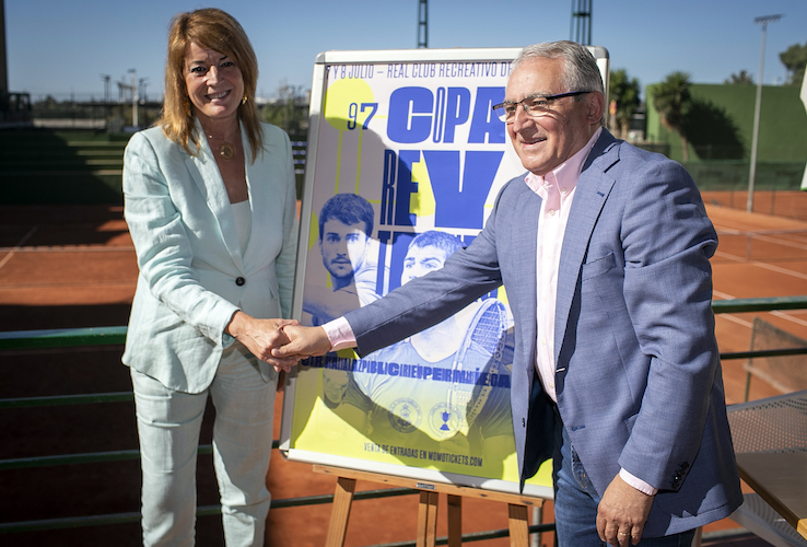 Pilar Miranda y Federico Sánchez de la Campa, durante el acto de la firma del convenio de colaboración entre la Autoridad Portuaria y el Real Club Recreativo de Tenis.