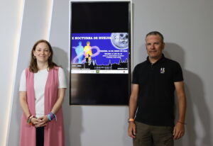 María Teresa Flores, concejala de Deportes, y Emilio Muñoz, director técnico de la prueba, en la presentación de la X Carrera Nocturna de Huelva.