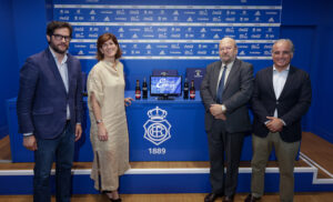 De izquierda a derecha, Carlos Hita, director general del Recreativo; Cristina Vicente, consejera delegada del grupo TSO; José Antonio Sotomayor, presidente del Recreativo; y Antonio Calo, presidente del Grupo TSO, en un momento del acto de firma del convenio. / Foto: Recreativo de Huelva.