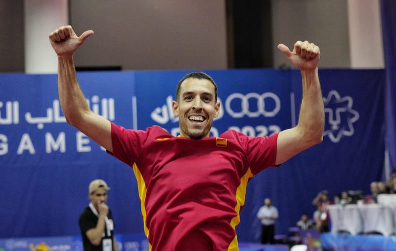 Álvaro Robles, inmensamente feliz tras conquistar el oro en los Juegos del Mediterráneo. / Foto: @COE_es.