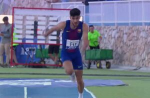 Héctor Santos en uno de sus saltos durante el concurso de este sábado en Nerja. / Foto: Captura imagen Teledeporte.