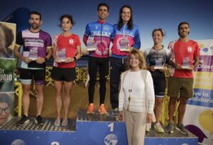 Podio con los primeros clasificados Absolutos en el VI Triatlón 'Huelva, Puerto del Descubrimiento'. / Foto: Autoridad Portuaria.