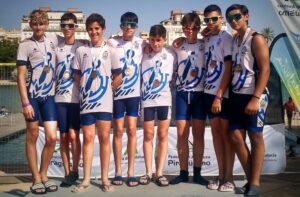 Los componentes del K-4 Infantil con las medallas logradas en la competición celebrada en Sevilla.