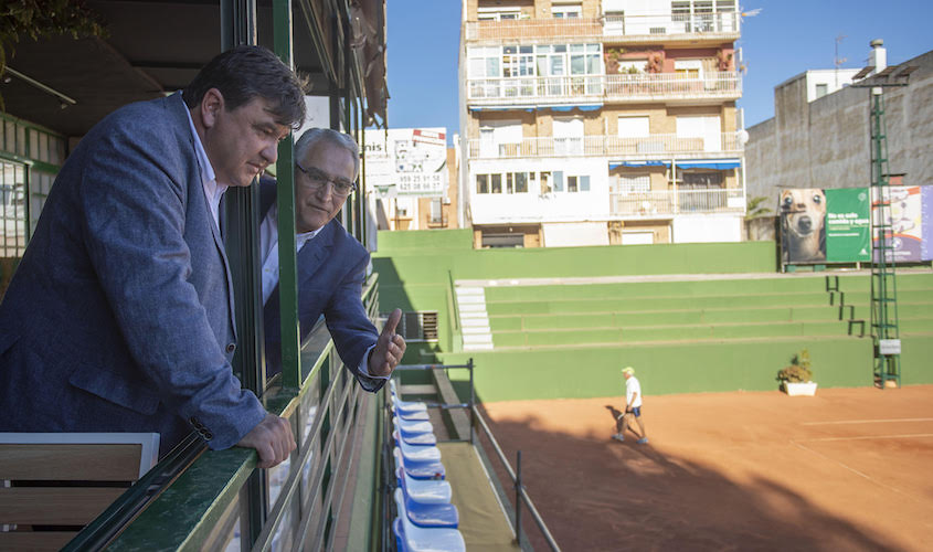 Un momento de la visita del alcalde de Huelva, Gabriel Cruz, a las instalaciones del Real Club Recreativo de Tenis para perfilar los preparativos de la 97 edición de la Copa del Rey.