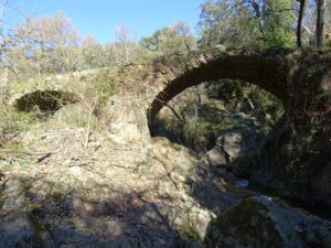 Puente medieval sobre el río Múrtigas