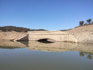 El puente recién emergido de la Azula