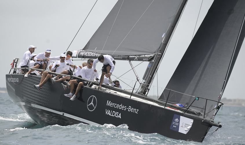 El 'Mercedes-Benz Valdisa' navegando este viernes en aguas de Valencia. / Foto: José Jordan.