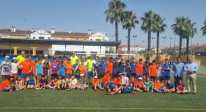 Un momento de la visita del alcalde, David Toscano, y el concejal de Deportes, Pedro Yórquez. al Campus Deportivo de Verano Aljaraque 2022.