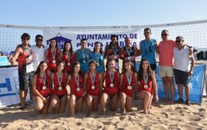 Medallistas en la primera prueba del XXIV Circuito Diputación Provincial de Voley Playa celebrada en Punta Umbría.
