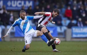 Jordi Ortega -número 8- en un partido del Talavera en la pasada temporada. / Foto: Manu Reino / La Tribuna de Toledo.