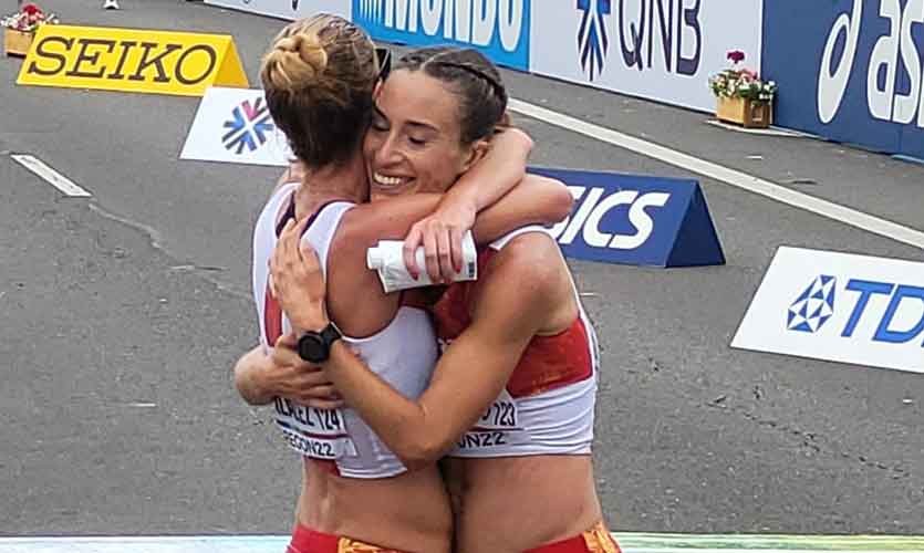 Laura García-Caro se abraza en la meta con Raquel González, sexta y quinta respectivamente en Eugene. / Foto: @atletismoRFEA.