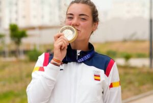 Leyre Fernández, feliz con la medalla obtenida en los Juegos del Mediterráneo. / Foto: @COE_es.