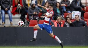 El nuevo jugador del San Roque Paco Torres, en un partido en su periplo granadinista. / Foto: Granada CF.