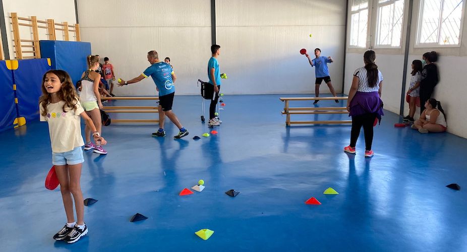 Los alumnos del Colegio Maristas de Hinojos practicaron golpes de pádel a nivel de iniciación.