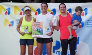 Paula Moriña, en el centro, ganadora de la prueba femenina en Mazagón.