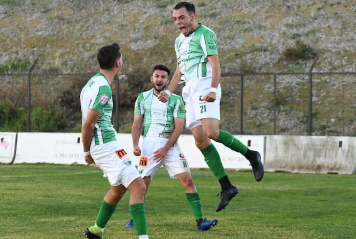 Sergio García celebrando un gol en un partido de pretemporada con el Antequera. / Foto: @AntequeraCF.