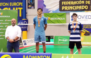 Álvaro Morán -derecha-, en el podio de la competición individual masculina.