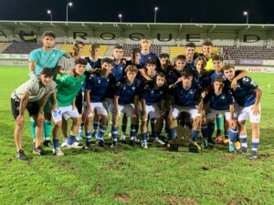 Componentes del Betis Deportivo tras ganar el Trofeo San Roque en los penaltis al cuadro aurinegro. / Foto: @RBetisCantera.