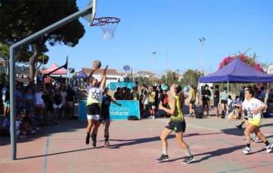 Éxito de la cita del Circuito Provincial 3x3 de Baloncesto de la Diputación de Huelva celebrado en Mazagón. / Foto: FAB Huelva.