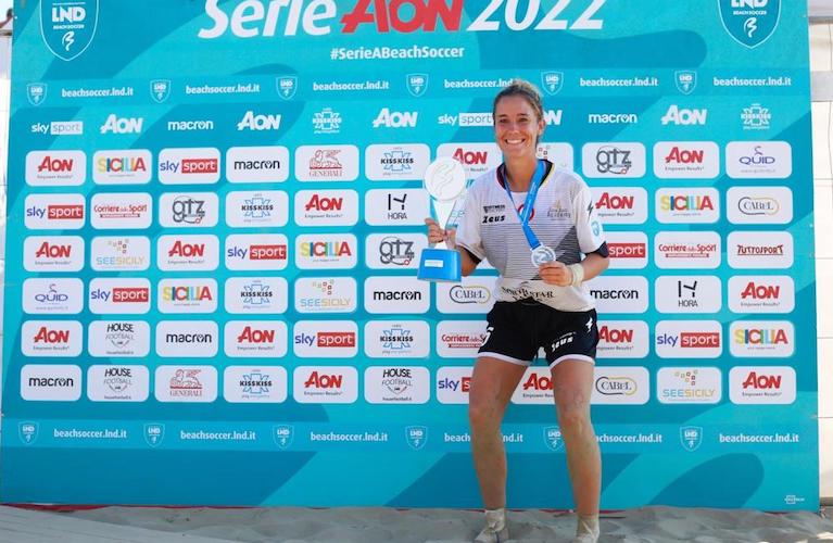 Cristina Domínguez, con la medalla y el trofeo tras ganar la Copa de Italia.