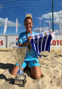 La capitana del Recre de fútbol playa expande su recreativismo en Polonia.