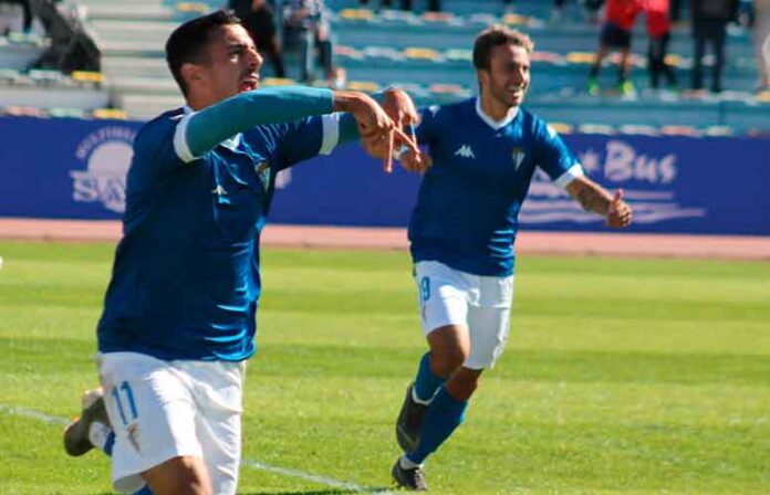 Dopi, ya nuevo jugador del Recre, celebrando un gol cuando militaba en el San Fernando. / Foto: Deporte de la Isla / Gaby Cumbreras.