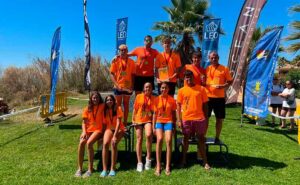 Componentes del Club Natación Huelva con las medallas logradas en la prueba de Ayamonte.