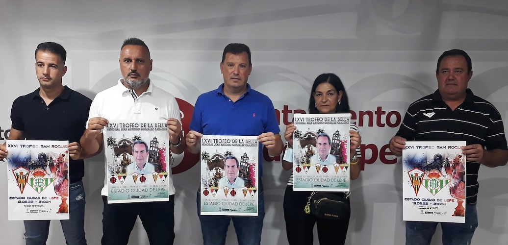 Un momento de la presentación de los trofeos de fútbol que se celebrarán en Lepe los próximos días. / Foto: @AytoLepe.