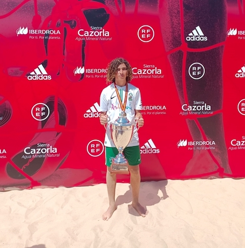 Pedro Carrillo con la copa de campeón de España.