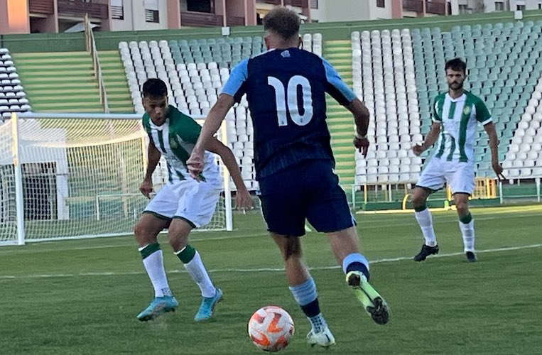 Víctor Morillo estuvo en las escasas jugadas de peligro del Recre en Setúbal. / Foto: @recreoficial.