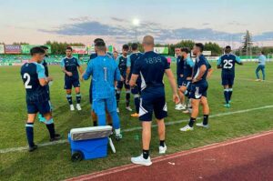 Los jugadores del Recre durante la pausa de hidratación en el primer tiempo. / Foto: @recreoficial.