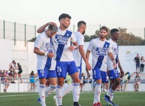 Juanito Sánchez, felicitado por sus compañeros tras anotar uno de los tres goles que hizo. / Foto: @recreoficial.