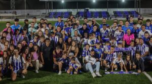 Festivo fin de fiesta con los jugadores del Recre y del CD Herrerías y algunos aficionados. / Foto: @recreoficial.