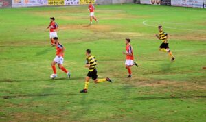 El Cartaya plantó cara al San Roque en un partido competido disputado en el Ciudad de Lepe. / Foto. G. F. O.