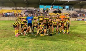 Los jugadores del San Roque posan con el Trofeo conquistado ante el Cartaya y el Ayamonte. / Foto: @SanRoqueLepe.