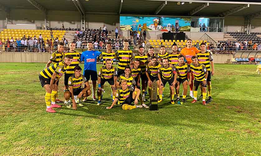 Los jugadores del San Roque posan con el Trofeo conquistado ante el Cartaya y el Ayamonte. / Foto: @SanRoqueLepe.