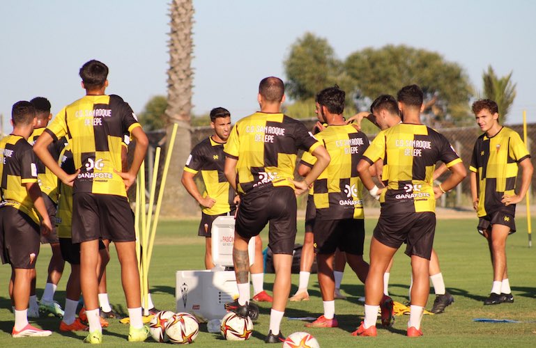 Un exigente partido ante el Betis Deportivo espera este sábado (21:00) al San Roque. / Foto: @SanRoqueLepe.