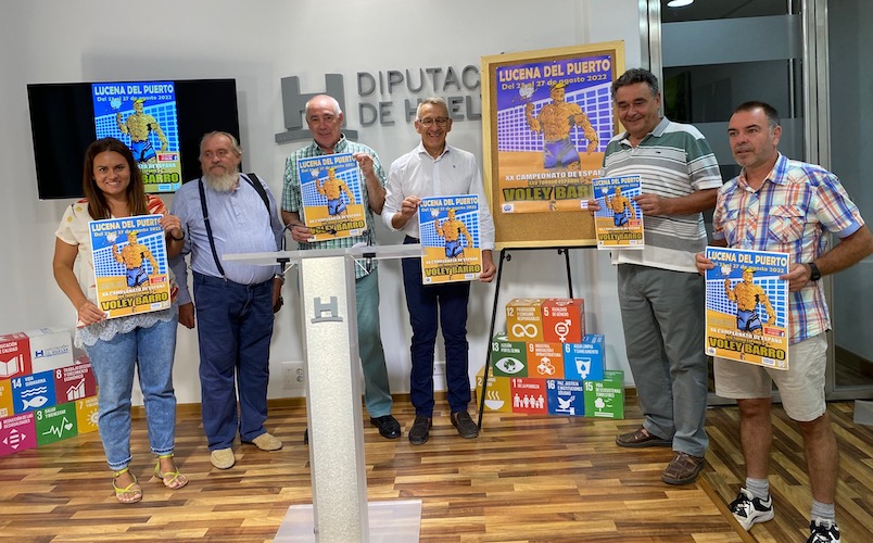 Un momento de la presentación del Torneo de Vóley Barro que tendrá lugar en Lucena del Puerto.