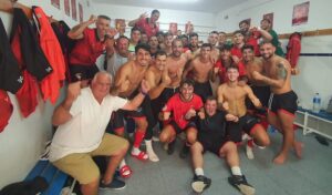 Alegría lógica de los jugadores del Ayamonte en el vestuario tras ganar al Bollullos. / Foto: @ayamonte_cf.