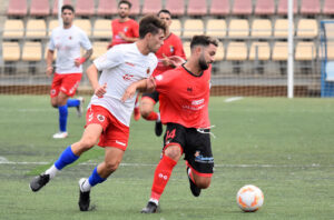 David García no pudo acabar el derbi pero está en la convocatoria para el partido en Lebrija. / Foto: J. L. Rúa.